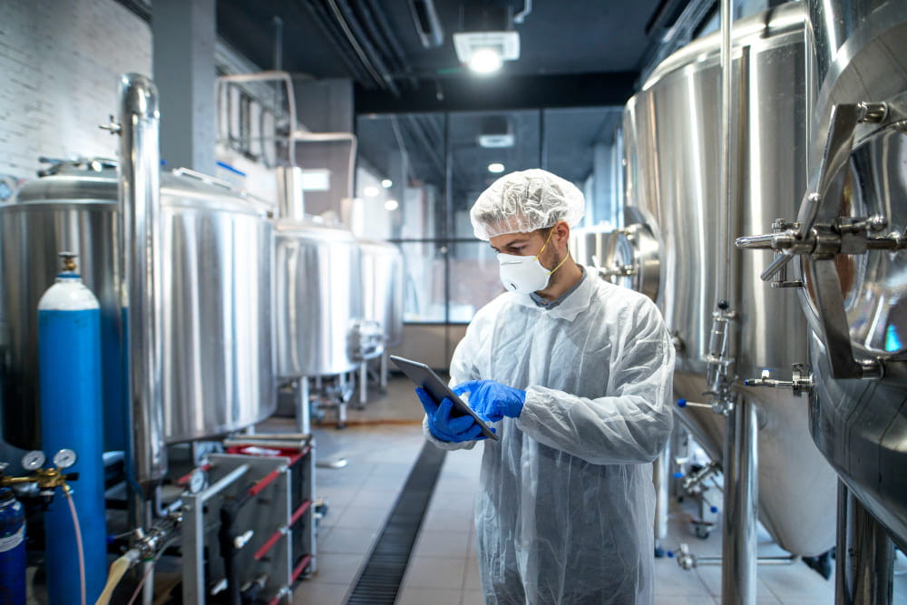 hombre en almacén industria alimentaria